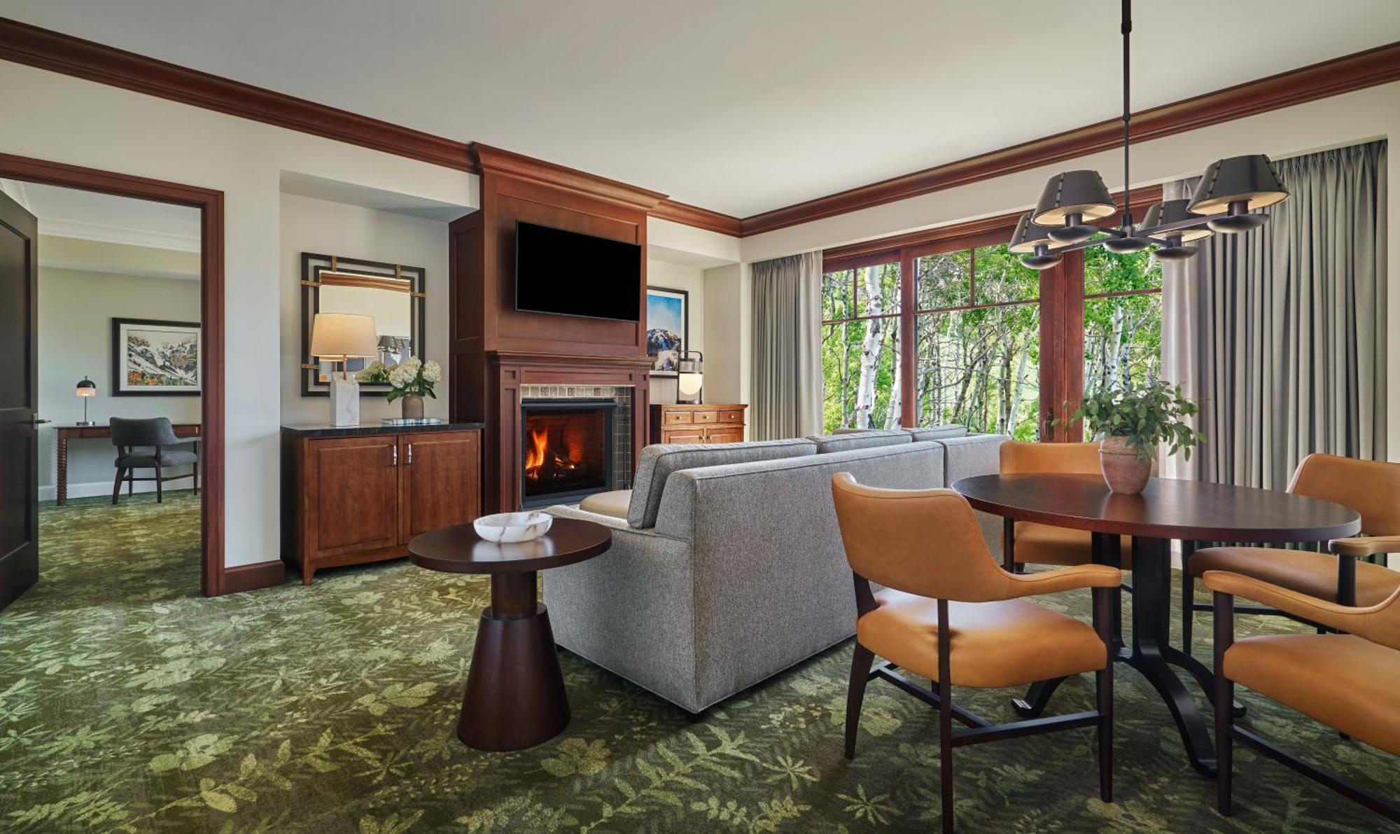 Suite mit Kingsize-Bett und Blick auf das Resort