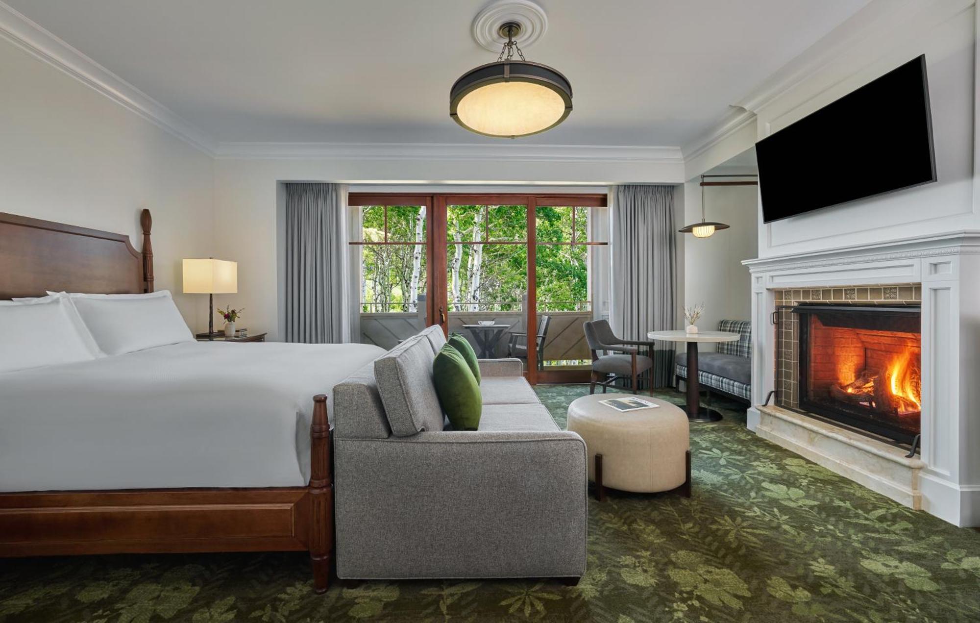Zimmer mit Kingsize-Bett und Blick auf das Resort